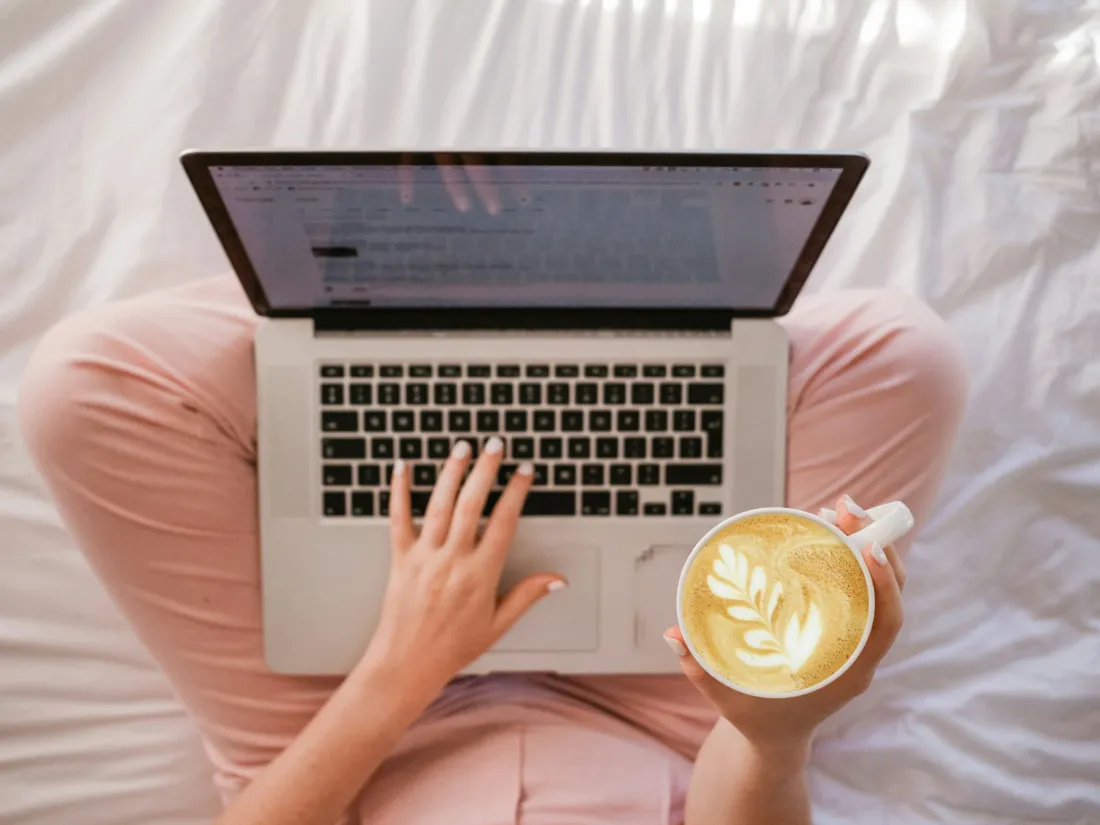 Copywriting – copywriter pisze tekst na laptopie