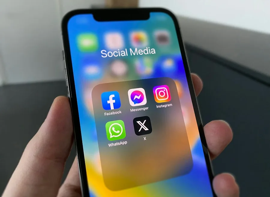 Instagram dla firm – ikony aplikacji social media na ekranie telefonu