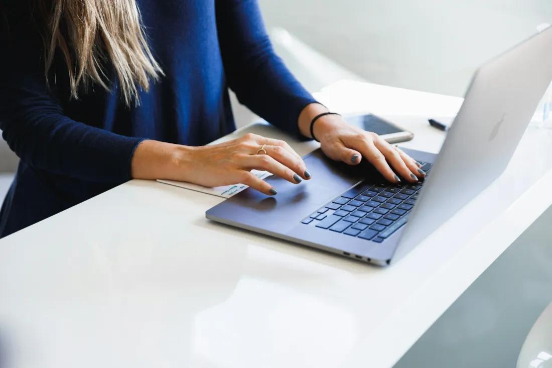 Prowadzenie LinkedIn – ekspertka pracuje nad profilem firmowym