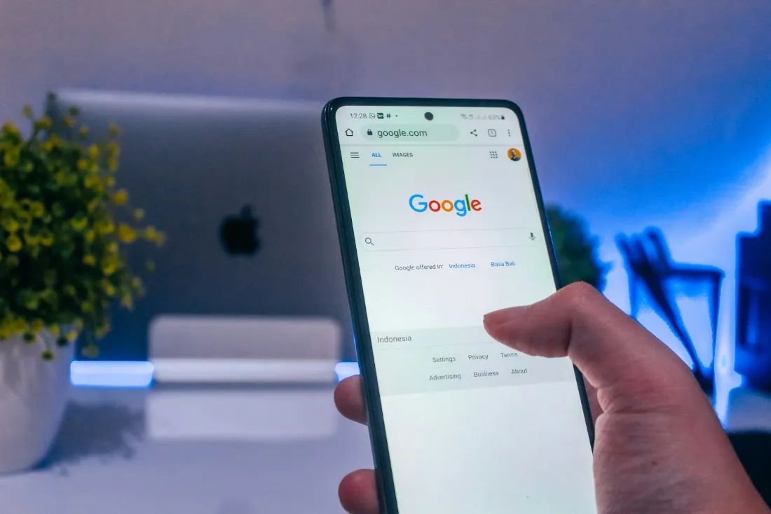 Wyszukiwanie w Google na smartfonie – reklama Google Ads