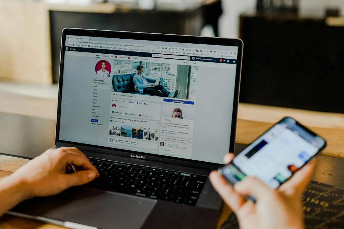 Reklama na Facebook – kampania firmy na laptopie i smartfonie