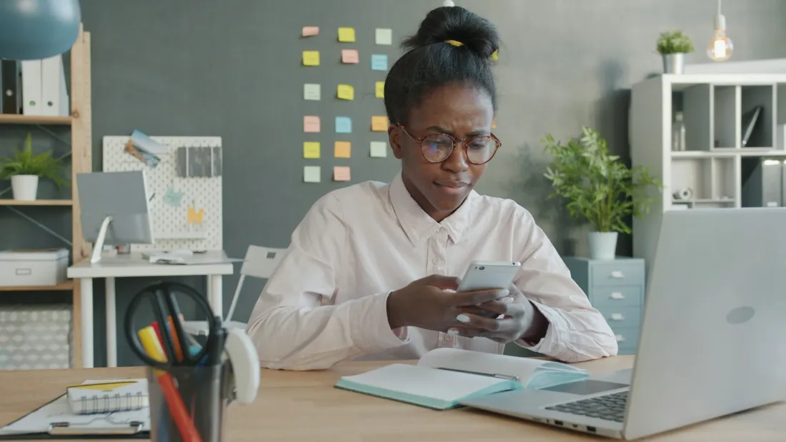 Menedżerka widzi reklamę na LinkedIn na telefonie